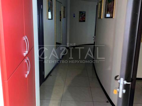 комерційна за адресою Дніпровська набережна вул., 19