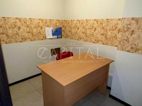 комерційна за адресою Дніпровська набережна вул., 19