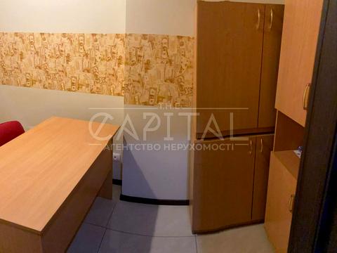 комерційна за адресою Дніпровська набережна вул., 19