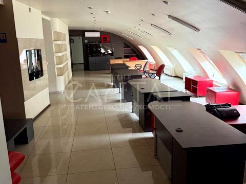 комерційна за адресою Дніпровська набережна вул., 19