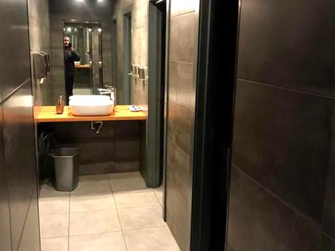 комерційна за адресою Бессарабська пл., 2