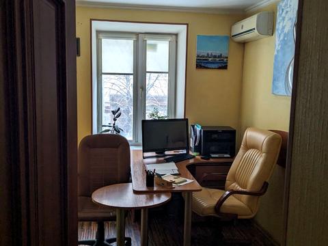 комерційна за адресою Трьохсвятительська вул., 3