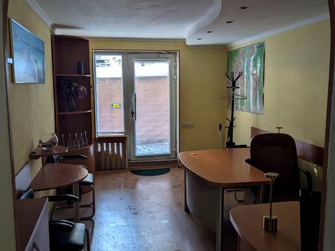 комерційна за адресою Трьохсвятительська вул., 3