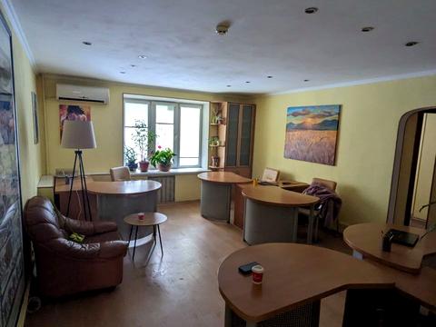 комерційна за адресою Трьохсвятительська вул., 3