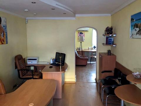 комерційна за адресою Трьохсвятительська вул., 3