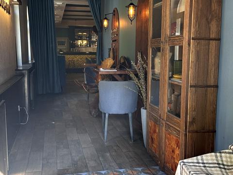 комерційна за адресою Володимира Мономаха вул. (Московська), 4