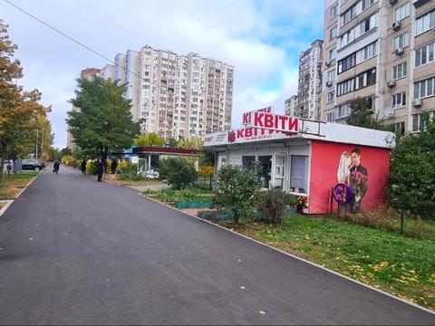 комерційна за адресою Драгоманова вул., 7