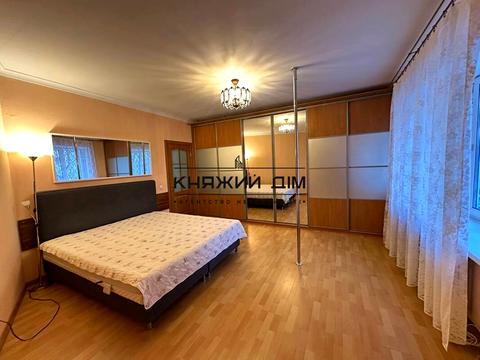 квартира за адресою Анни Ахматової вул., 33