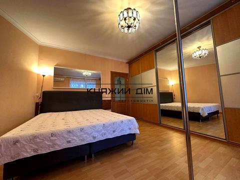 квартира за адресою Анни Ахматової вул., 33