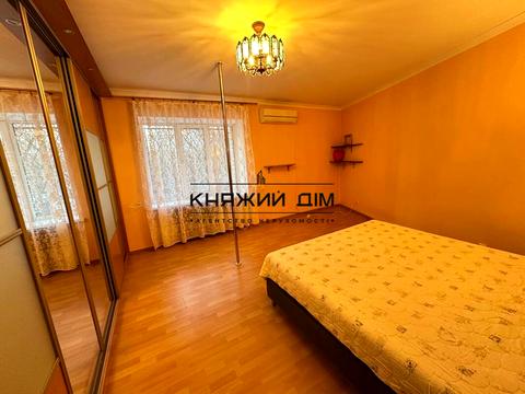 квартира за адресою Анни Ахматової вул., 33