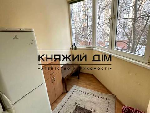 квартира за адресою Анни Ахматової вул., 33