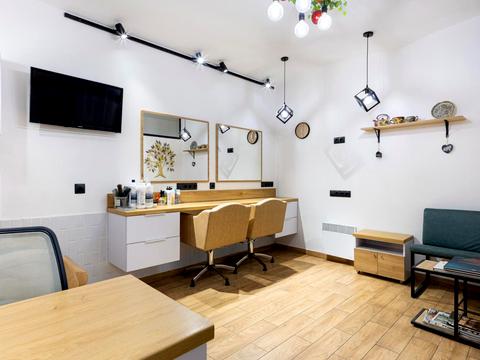 комерційна за адресою Київська вул., 1