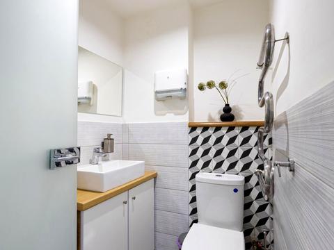 комерційна за адресою Київська вул., 1