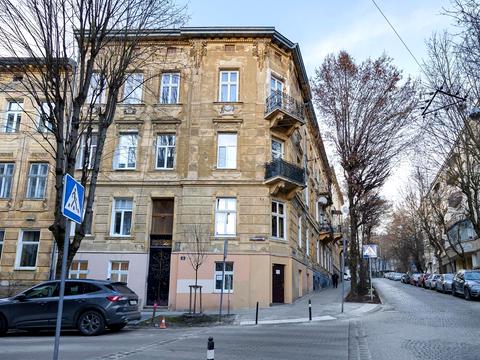 комерційна за адресою Івана Верхратського вул., 15