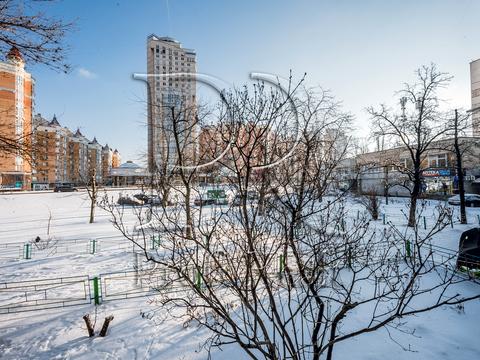 комерційна за адресою Володимира Івасюка просп. (Героїв Сталінграду), 1