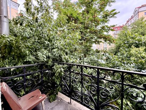 комерційна за адресою Володимирська вул., 10