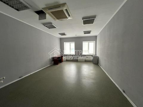 комерційна за адресою майдан Ірини Бугримової пл., 3