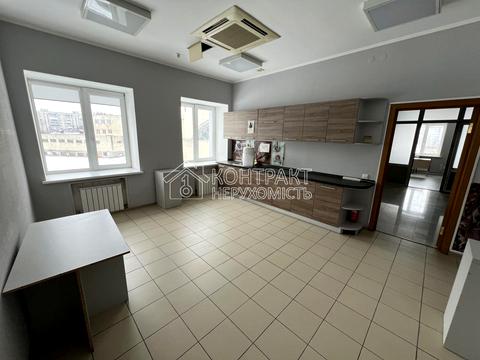 комерційна за адресою майдан Ірини Бугримової пл., 3