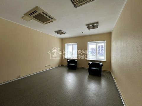 комерційна за адресою майдан Ірини Бугримової пл., 3