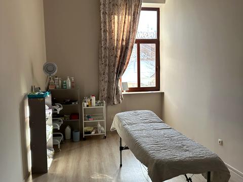 комерційна за адресою Корятовича пл., 3