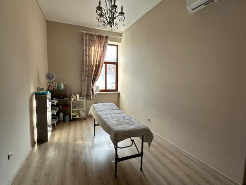 комерційна за адресою Корятовича пл., 3