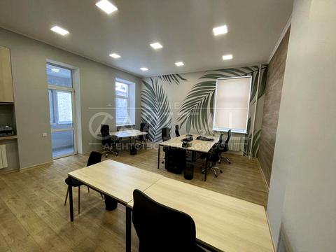 комерційна за адресою Пирогова вул., 3