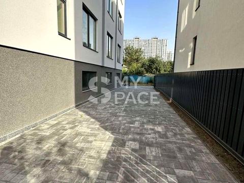 комерційна за адресою Яготинська вул., 4