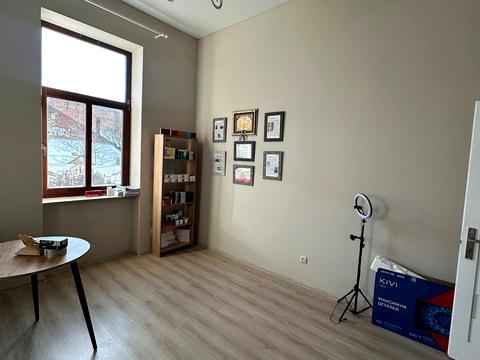 комерційна за адресою Корятовича пл., 13