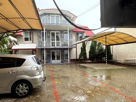 комерційна за адресою Юхима Геллера вул. (Жовтневої Революції), 83