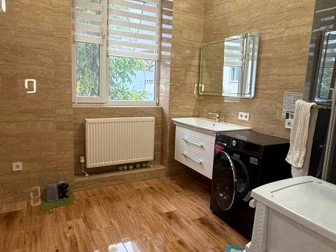 комерційна за адресою Юхима Геллера вул. (Жовтневої Революції), 83