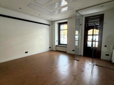 коммерческая по адресу Даниила Галицкого пл., 12