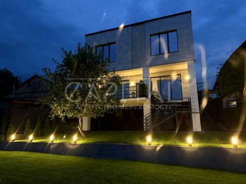 будинок за адресою Листопадна вул.