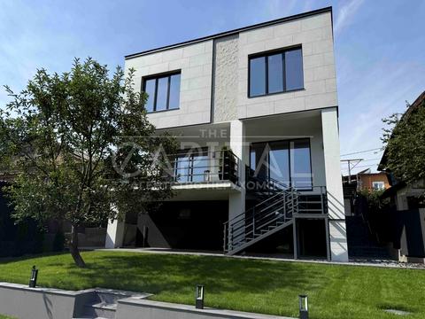 будинок за адресою Листопадна вул.