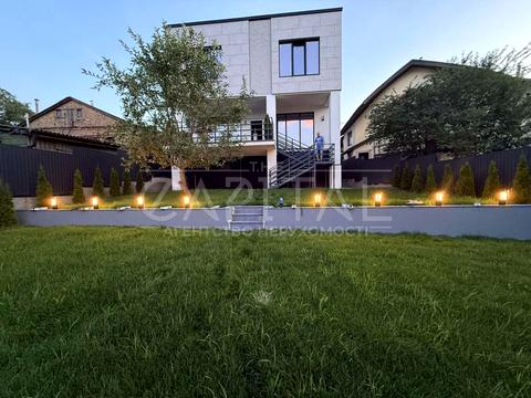 будинок за адресою Листопадна вул.