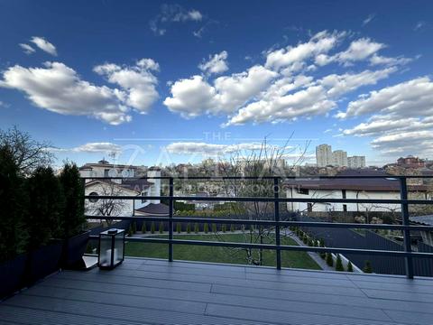 будинок за адресою Листопадна вул.