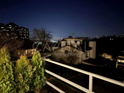 будинок за адресою Листопадна вул.