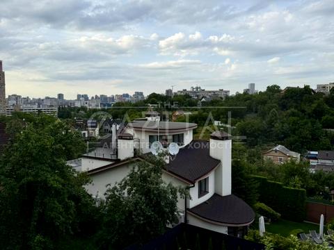 будинок за адресою Листопадна вул.