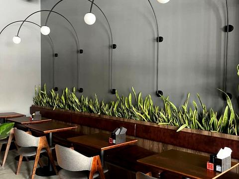 комерційна за адресою Пилипа Орлика просп. (Ілліча), 18