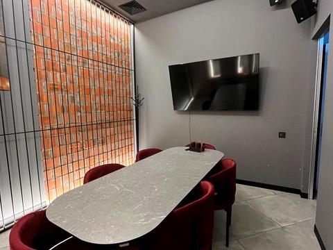 комерційна за адресою Пилипа Орлика просп. (Ілліча), 18