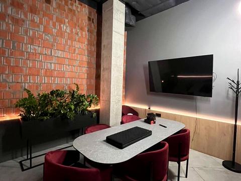 комерційна за адресою Пилипа Орлика просп. (Ілліча), 18