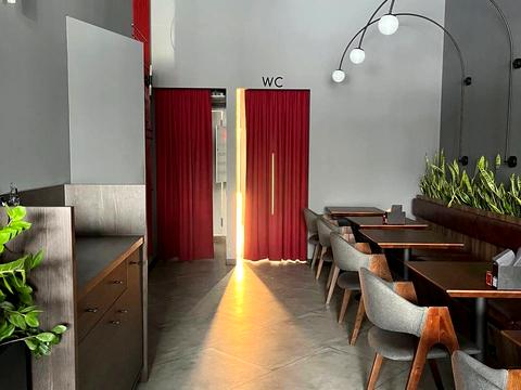 комерційна за адресою Пилипа Орлика просп. (Ілліча), 18