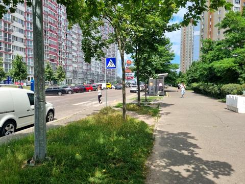 комерційна за адресою Драгоманова вул., 1-Л