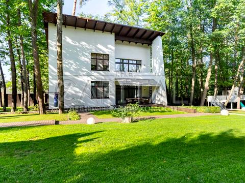 будинок за адресою Патріарха Володимира Романюка вул. (Жовтнева), 1