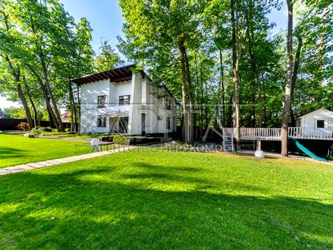 будинок за адресою Патріарха Володимира Романюка вул. (Жовтнева), 1