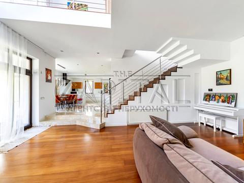 будинок за адресою Патріарха Володимира Романюка вул. (Жовтнева), 1