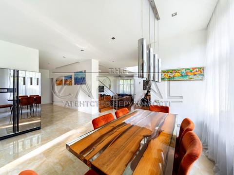 будинок за адресою Патріарха Володимира Романюка вул. (Жовтнева), 1