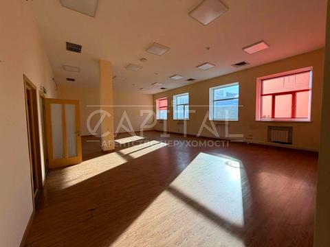 комерційна за адресою Володимира Сікевича вул., 1