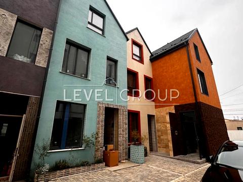 будинок за адресою Леоніда Каденюка вул., 4