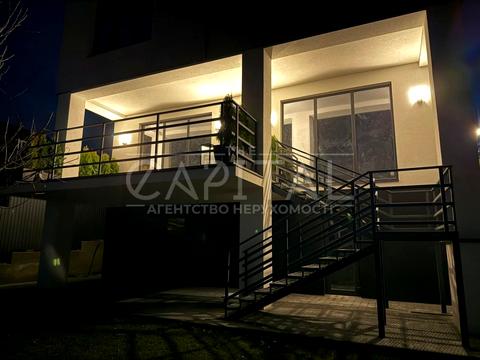 будинок за адресою Листопадна вул.