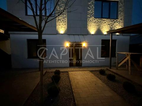 будинок за адресою Листопадна вул.